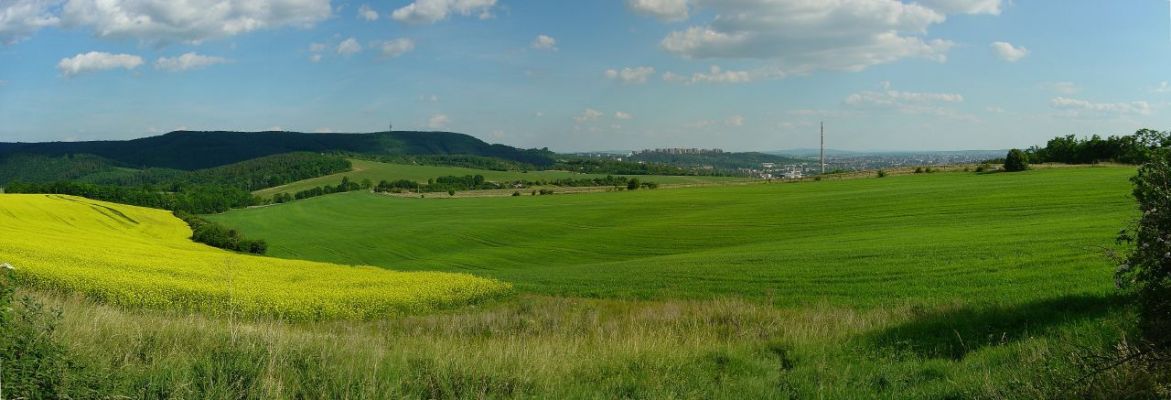 klikn�te pro zobrazen� p�vodn�ho obr�zku
 ============== 
Nad B�lovicemi v l�t�
Tuto fotku jsem po��dil v �ervnu 2005 cestou na kole, ani� bych  tu�il, �e tu n�kdy budu l�tat :)
Loc: 49�14'41.79