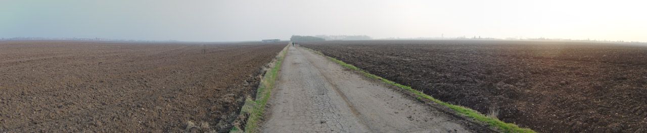 Brno-Tu�any
Nach�z� se zde i zpevn�n� poln� cesta, vhodn� pro modely s podvozky. Jeliko� je v�ak 700m za z�dy mezin�rodn� leti�t�, nejsem si jist, zda se tu v�bec sm� l�tat.
Loc: 49�8'43.79